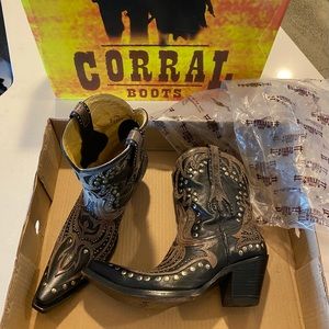 Corral Boots. Black/brown. Woman’s Size 9.5M.